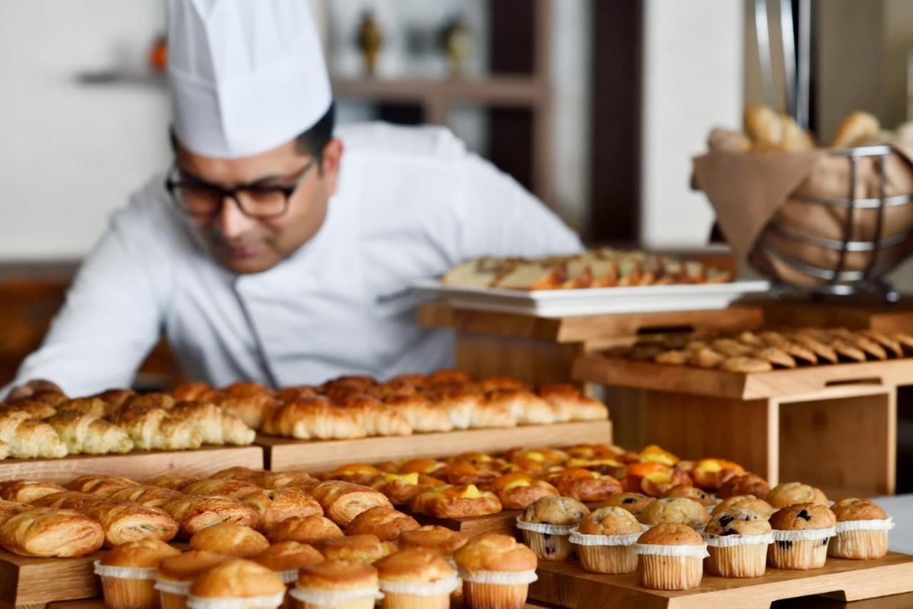 Moevenpick Hotel Apartments Downtown Dubai Exterior photo A pastry chef